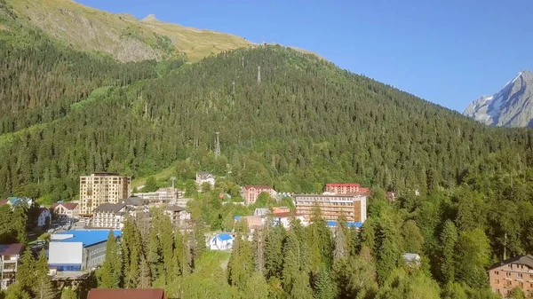 Village de montagne. Vol dans les montagnes. Dombayskaya Polyana, Karachaevo-Tcherkessia, Caucase du Nord. Russie — Photo