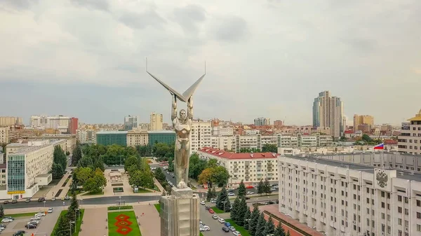 俄罗斯, 萨马拉-2017年9月14日: 广场的全景视野的荣耀。光荣纪念碑, 萨马拉地区政府 — 图库照片