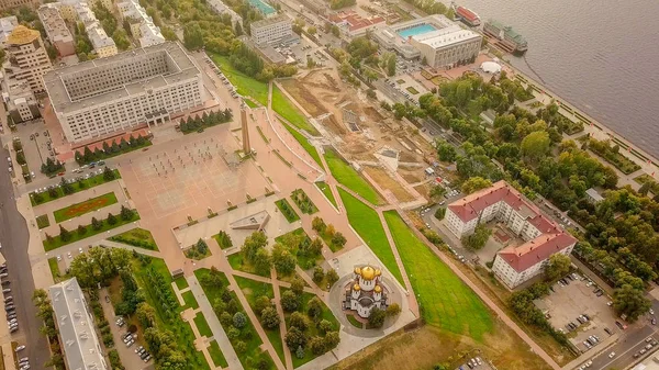 Russia, Samara - September 14, 2017: view of the square of glory. Monument of Glory, the Temple in honor of the Holy Great Martyr George the Victorious. Government of Samara Region — Stock Photo, Image