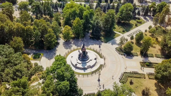 Monumento a Catalina II - un monumento en honor de la emperatriz Catalina II en Krasnodar. Se encuentra en la plaza Ekaterinensky. Ciudad de Krasnodar, Rusia — Foto de Stock