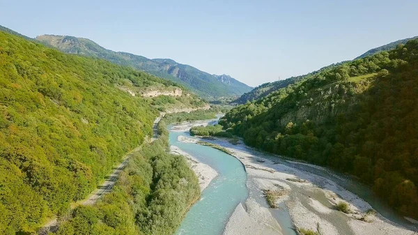 Floden Teberda i Kaukasus bergen. Det är längs vägen militär-stig. Karachay-Cherkess republiken, Ryssland — Stockfoto