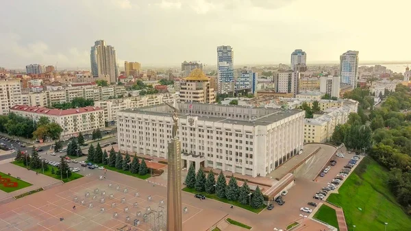 Rusya, Samara - 14 Eylül 2017: Panoramik Zafer Meydanı. Zafer Anıtı, Samara Bölgesi hükümeti — Stok fotoğraf