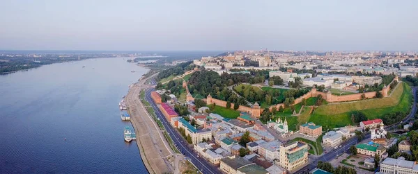 일몰 시 리버 사이드에서 니즈니노브고로드 크렘린의 공중 전망. 니즈니노브고로드, 러시아 — 스톡 사진