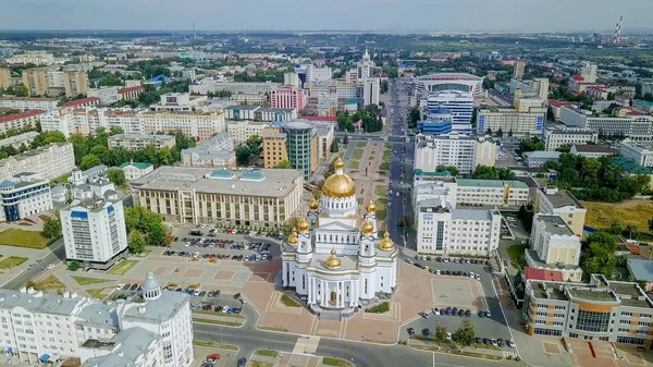 圣义勇士大教堂 Feodor 乌沙科夫。Saransk, 俄罗斯。美丽的城市全景 — 图库照片