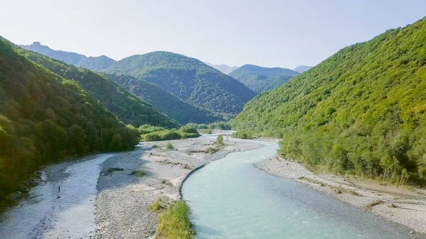 The Teberda River in the Caucasus Mountains. Along it is the Military-Sukhum road. Karachay-Cherkess Republic, Russia — Stock Photo, Image