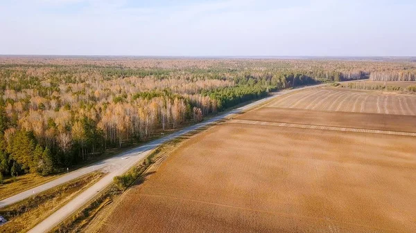 El tractor arada un campo con fertilizantes. Otoño, Rusia — Foto de Stock