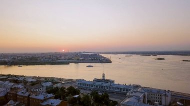Rusya, Nizhny Novgorod - 21 Ağustos 2017: Gece manzara hava Nijniy Novgorod üzerinde. Nehirler, izdiham görünümünü Stadyumu 
