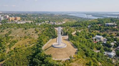 Saratov - 1941-1945 büyük Vatanseverlik Savaşı içinde ölen Saratovites bir anıt Sokolova Dağı'nda zafer Park Memorial karmaşık Vinçler 