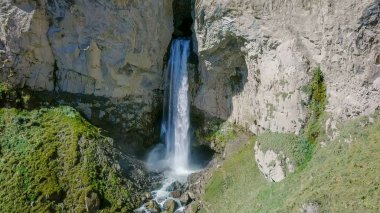 Elbrus kuzeyden. Sultan şelale Kızıl-Su Nehri üzerinde. Havadan görünümü. Kabardey-çatışmalar işgalciler, Rusya Federasyonu 