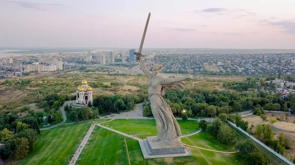 À la lumière du soleil couchant. Sculpture The Motherland Calls ! - le centre de composition de l'ensemble-monument aux héros de la bataille de Stalingrad sur le Mamayev Kurgan ! Volgograd, Russie — Photo