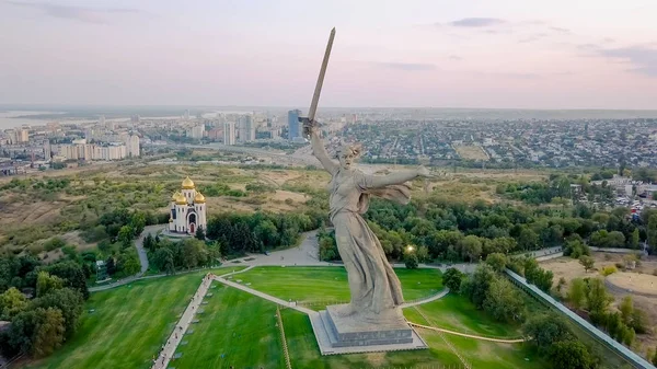 I solnedgångens. Skulptur fäderneslandet samtal! -monumentet-ensemblen till hjältarna i slaget om Stalingrad på den Mamayev Kurgan sammansättning centrum! Volgograd, Ryssland — Stockfoto