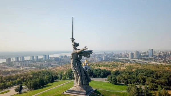 Escultura que a Pátria chama! - centro composicional de monumento-conjunto a Heróis de Batalha de Estalinegrado em Mamayev Kurgan. De manhã cedo. Volgograd, Rússia — Fotografia de Stock