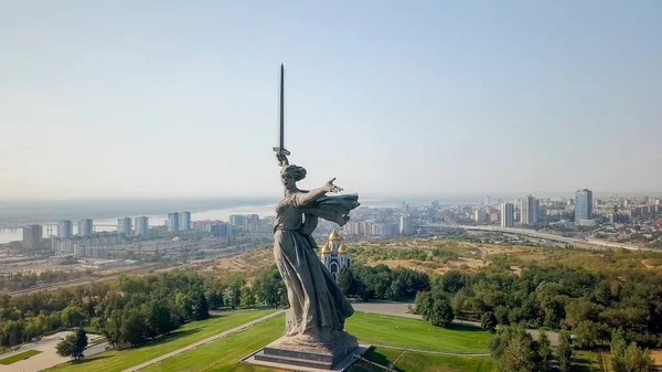 Rzeźba matka ojczyzna wzywa! -kompozycyjne centrum pomnik zespół do bohaterów Bitwa pod Stalingradem na Kurhan Mamaja. Wcześnie rano. Wołgograd, Rosja — Zdjęcie stockowe