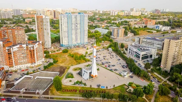 Rússia, Samara - 14 de setembro de 2017: O Museu e Centro de Exposições Samara Space. Monumento do foguete transportador Soyuz. Samara cidade sede da Copa do Mundo FIFA na Rússia 2018 — Fotografia de Stock