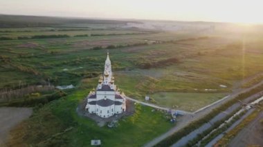 Ekaterinburg. Duyuru kilise Aziz Tanrı'nın inşaatçılar. Gün batımında akademik bölgesi. Video. UltraHD (4k)