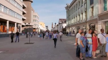 Rusya, Kazan - 19 Ağustos 2017: Yaz Kazan ana yaya cadde boyunca yürümek. Bauman Sokağı. Kazan, Rusya Federasyonu. Video. UltraHD (4k)