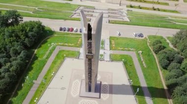 Rusya, Izhevsk - 18 Ağustos 2017: Anıt Rusya (dostluk halkların) ile sonsuza dek. Setin. Izhevsk, Rusya Federasyonu. Video. UltraHD (4k)