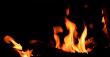 Geceleri yanan şenlik ateşi. Video. UltraHD (4k)