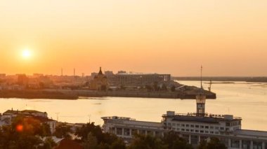 Volga ve Oka izdiham bakan gün batımı. Nizhny Novgorod, Rusya Federasyonu. Video