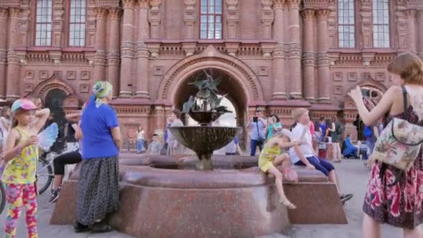 Russia Kazan Agosto 2017 Fontana Con Piccioni Campanile Della Cattedrale — Video Stock