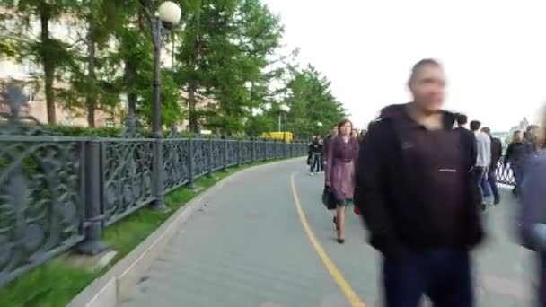 Ekaterinburg Rusia Mayo 2017 Gente Caminando Por Terraplén Cerca Del — Vídeo de stock