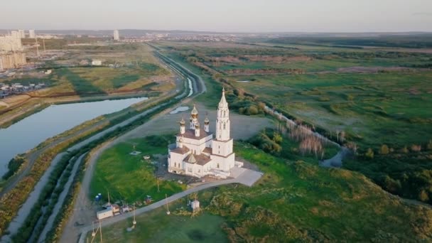 Ekaterinburg Verkündigungskirche Der Heiligen Der Erbauer Gottes Akademieviertel Bei Sonnenuntergang — Stockvideo