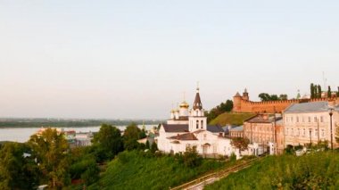 Tanrı'nın annesi Nijniy Novgorod Kremlin duvarları arka plan üzerinde Kazan simgesini Kilisesi. Nizhny Novgorod, Russia.Time sukut. Video
