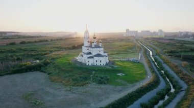 Ekaterinburg. Duyuru kilise Aziz Tanrı'nın inşaatçılar. Gün batımında akademik bölgesi. Video. UltraHD (4k)