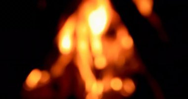 Geceleri yanan şenlik ateşi. Video. UltraHD (4k)