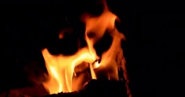 Geceleri yanan şenlik ateşi. Video. UltraHD (4k)