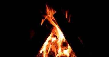 Geceleri yanan şenlik ateşi. Video. UltraHD (4k)