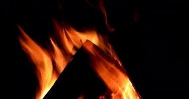 Geceleri yanan şenlik ateşi. Video. UltraHD (4k)