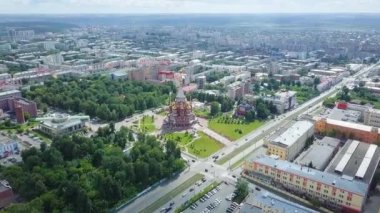 Katedral kutsal Archangel Michael. Izhevsk, Rusya Federasyonu. Şehir, Karl Marx sokak görünümünü Panoraması. Video. UltraHD (4k)