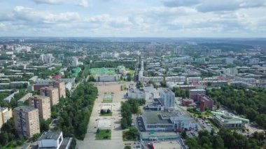 Merkezi kare ve kutsal Archangel Michael katedral manzarası. Izhevsk, Rusya Federasyonu. Video. UltraHD (4k)