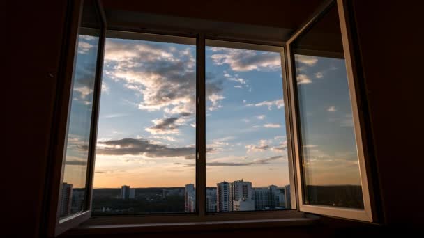 Puesta Sol Nubes Través Una Ventana Con Reflejo Marco Ventana — Vídeo de stock