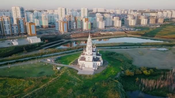 叶卡捷琳堡 神的建造者圣徒教会的通告 学术区在日落 Ultrahd — 图库视频影像