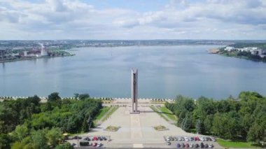 Rusya, Izhevsk - 18 Ağustos 2017: Anıt Rusya (dostluk halkların) ile sonsuza dek. Setin. Izhevsk, Rusya Federasyonu. Video. UltraHD (4k)