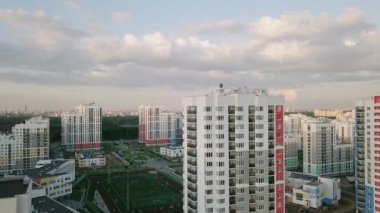 Kentsel gelişim. Yerleşim alanı akademik. Rusya. Ekaterinburg, havadan görünümü. Video. UltraHD (4k)