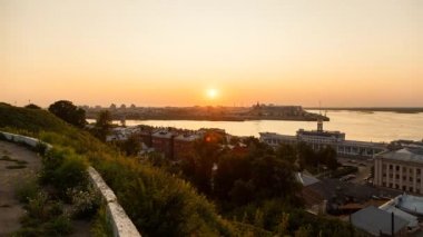 Volga ve Oka izdiham bakan gün batımı. Nizhny Novgorod, Rusya Federasyonu. Video. UltraHD (4k)
