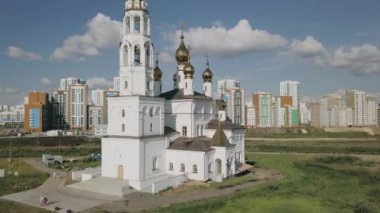 Ekaterinburg. Duyuru kilise Aziz Tanrı'nın inşaatçılar. Akademik bölgesi. Video. UltraHD (4k)