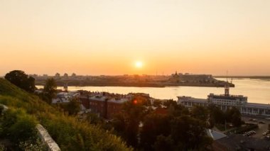Volga ve Oka izdiham bakan gün batımı. Nizhny Novgorod, Rusya Federasyonu. Video. UltraHD (4k)
