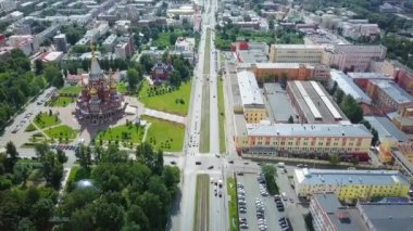 Katedral kutsal Archangel Michael. Izhevsk, Rusya Federasyonu. Şehir, Karl Marx sokak görünümünü Panoraması. Video. UltraHD (4k)