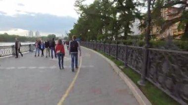 Ekaterinburg, Rusya Federasyonu - 27 Mayıs 2017: Merkez gölet yakınındaki set boyunca insanlar yürümek. Zaman atlamalı. Video. UltraHD (4k)