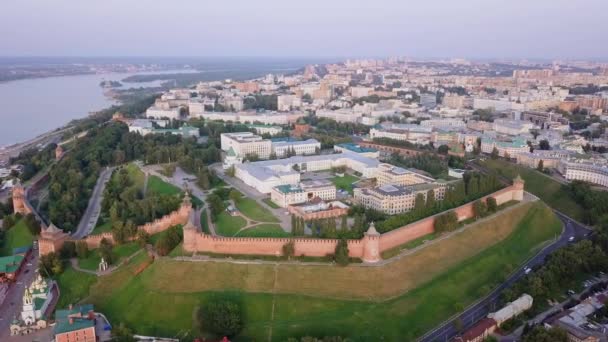 Luftaufnahme Des Nischni Nowgorod Kreml Von Der Flussseite Bei Sonnenuntergang — Stockvideo