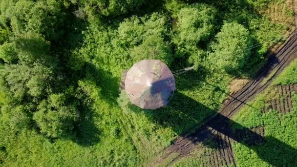 Boven Watertoren Met Rotatie Hoofd Shot Uitzicht Onverharde Weg Weide — Stockvideo