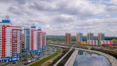 Yeni su kanal kıyısında evler. Saransk, Rusya Federasyonu 