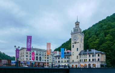 Soçi, Rusya - 1 Eylül 2017: Saat Kulesi Rosa Khutor SÜ