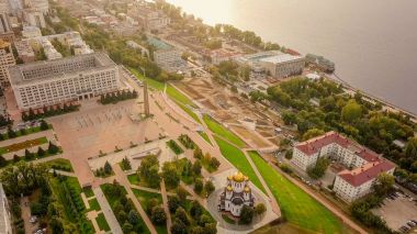 Rusya, Samara - 14 Eylül 2017: Zafer Meydanı görünümünü. Zafer Anıtı, tapınağın kutsal büyük şehit George Victorious onuruna. Samara Bölgesi hükümeti 