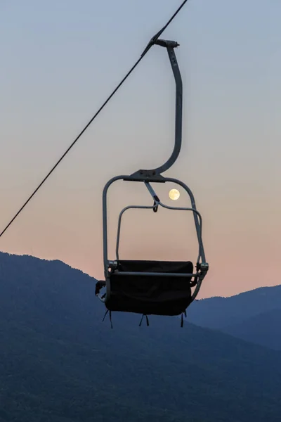 Silla elevadora en el fondo de la luna. Foco suave. Russi. — Foto de Stock