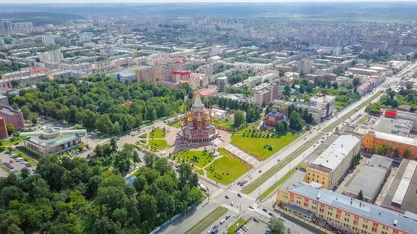 Kathedrale des heiligen Erzengels Michael. Ischewsk, Russland. panorama der stadt, blick auf die Karl-Marx-Straße — Stockfoto